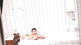 MILF stunner Anna Katz is here to masturbate for real