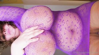 Good looking MILF lady teasing the cam with her curves