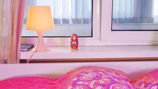 Anna Katz shows her breasts in a MILF handjob movie