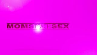 "Im ovulating, I need sperm RIGHT NOW!" Milf Skylar Snow tells Stepson - S17:E5